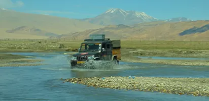 Rouler avec un véhicule d assistance et camion de bagages